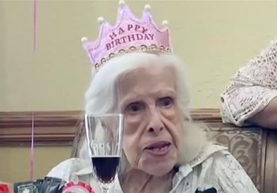 Жената која го прослави 101. роденден вели дека тајната на долговечноста е во текилата (ВИДЕО)