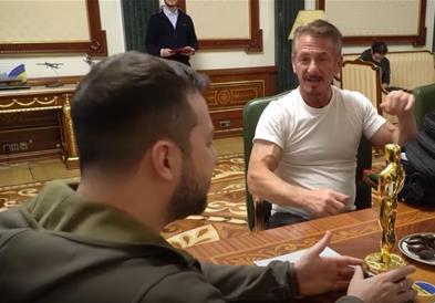 Видео: Холивудскиот актер Шон Пен му го поклони својот Оскар на Зеленски