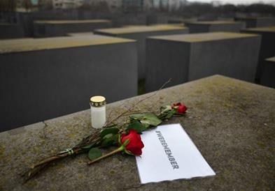 Германец со чекан го оштетил споменикот на Холокаустот, казнет е со 3.200 евра 