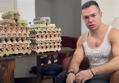 Српски Јутјубер изел 300 јајца за 10 дена и објавил резултати од крвната слика (ВИДЕО)