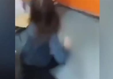 Ученици во Србија снимале како се изживуваат врз професорка, ја фрлаат на подот (ВИДЕО) 