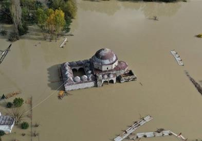 Најмалку шестмина загинати во големите поплави во Албанија, Црна Гора и Србија (ВИДЕО)