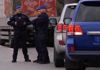 Курти ќе го одложи за 48 часа изрекувањето на казните за влез на граѓани со таблички КМ