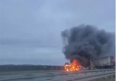 Видео: Несреќа во Србија, две лица повредени откако се запалиле два камиони
