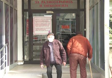 Малигно-болни пациенти талкаат по болничките ходници во потрага по термини за снимање