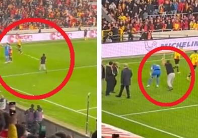 Хулиган втрчал на терен во Турција и го натепал голманот со корнер-знаменце (ВИДЕО)
