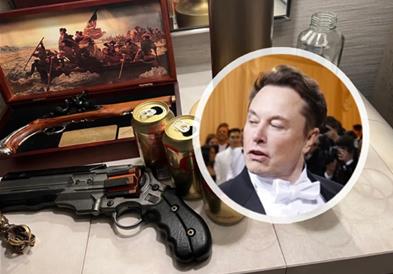 Илон Маск спие покрај два пиштола и лименки Кока Кола
