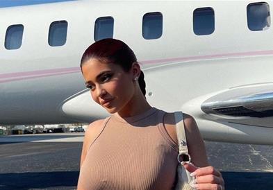 Кајли Џенер и нејзиното момче со два приватни авиони патувале на исто место, сите ги нападнаа