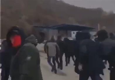 Српски националисти се судрија со полицијата на преминот Јариње (ВИДЕО)