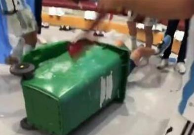 Аргентински фудбалер од радост заврши во канта за ѓубре (ВИДЕО)