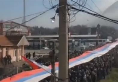 Огромно српско знаме на протестите на Србите на северот на Косово (ВИДЕО)