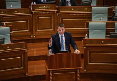 Косовски пратеник објави список со имиња за апсење, меѓу нив и синот и братот на Вучиќ