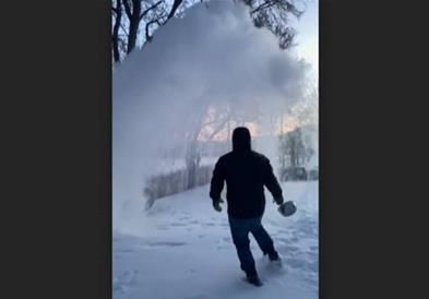 Во смрзнатата Монтана, вода што врие веднаш се претвора во снег (ВИДЕО)