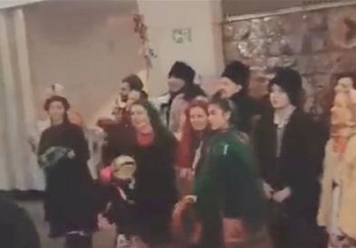 Украинци пеат божикни песни во скривница во Киев за време на узбуна за воздушен напад (ВИДЕО)