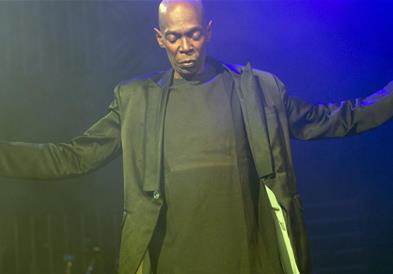 Милиони фанови се простуваат од фронтменот на Faithless, Макси Џез 