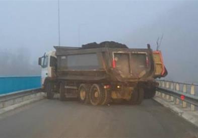 Србите поставија две нови барикади во северна Митровица