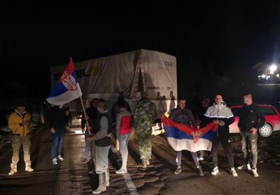 Група од околу 50 лица го блокираа преминот Мердаре меѓу Косово и Србија