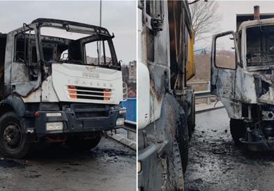 Фото: Запалени неколку камиони на барикадите во Митровица 