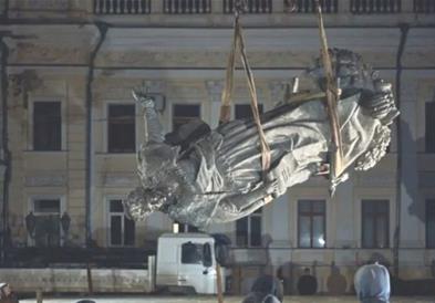 Со сајла урната статуата на руската царица Катарина во Одеса 