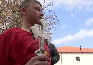 Прилепчанецот Марко Ристески го фати светиот крст за Богојавление-Водици