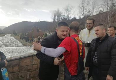 Во Македонска Каменица светиот крст во рацете на Игор Маринковски