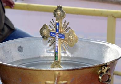 Ели Апостоловска, единствена девојка меѓу храбрите, која скокна по крстот во водите на Вардар