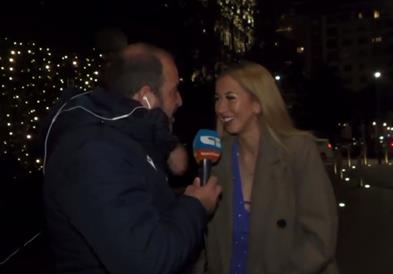 Видео: Убава навивачка на новинар на линк му ги покажа голите гради