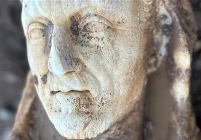 Ја поправале канализацијата во Рим и откриле мермерна статуа, стара две илјади години (ВИДЕО)