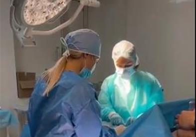 Видео: Пациент на операција ја фати докторката за задникот