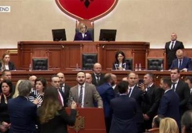 Тензии во албанскиот Парламент 