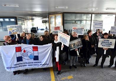 Во Загреб протестираат здравствените работници