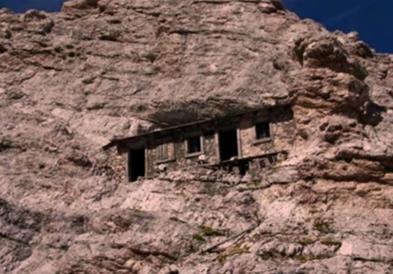 Над 100 години напуштена куќа, изградена во карпа, е вистинска мистерија (ВИДЕО)