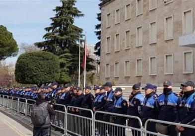 Пред денешниот протест во Тирана, американската Амбасада со предупредување