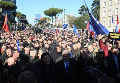 На протестот на опозицијата во Тирана побарано премиерот Еди Рама веднаш да си замине