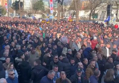 Масовни антивладини протести пред Парламентот во Тирана, бараат оставка од Рама (ВИДЕО)