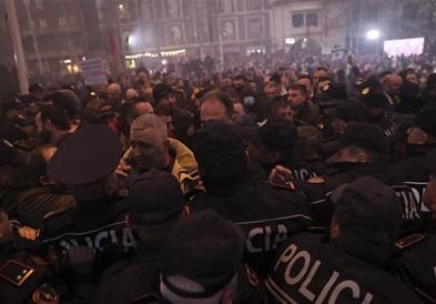 Тензии во и протест пред албанскиот Парламент