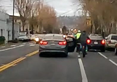 Нов опасен тренд во САД: Со автомобилски врати соборуваат велосипедисти (ВИДЕО)