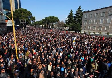 Албанската опозиција предлага затворска казна до 5 год.за напад против медиумски работници