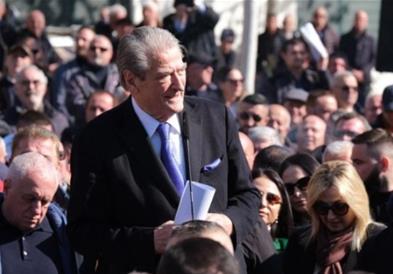 Албанската опозиција предводена од Бериша и Мета на протест пред парламентот