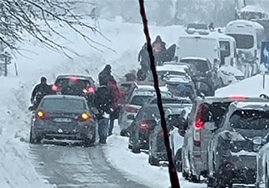 Снежно невреме во Хрватска: Колони возила заглавени со часови, патиштата блокирани