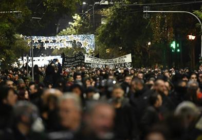 Илјадници  луѓе  протестираат во Атина и Солун, шокирани од трагедијата во која загинаа 57 лица