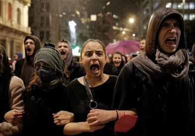 Масовен протест на учениците и студентите во Атина поради железничката несреќа