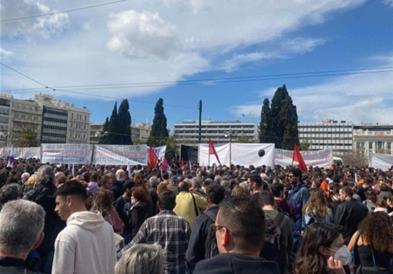 Масовен протест пред грчкиот Парламент во Атина поради железничката несреќа