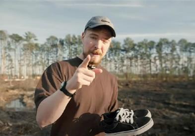 Јутјуберот MrBeast подари 20.000 пара патики за босоногите деца во Африка (ВИДЕО)