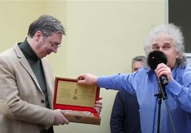 Во Босилеград му се поклонија на Вучиќ и му го дадоа клучот од градот (ВИДЕО)