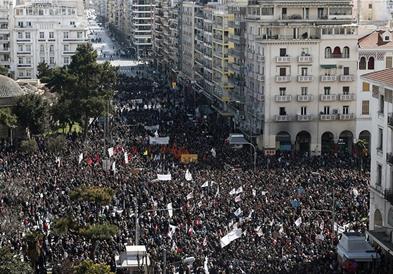 По масовните протести, Грците излегуваат на генерален штрајк поради железничката несреќа(ВИДЕО)