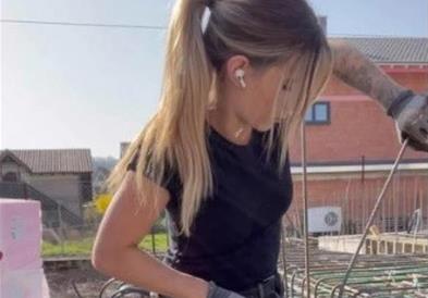 ​Штом таа ќе ја фати бургијата, сите занемуваат (видео)