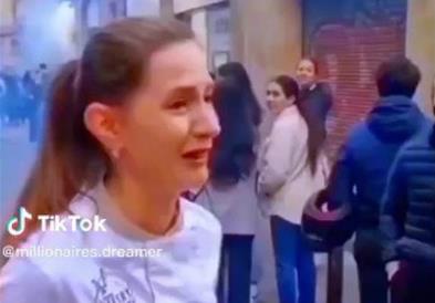 Ги молела луѓето да ја поддржат при отворање на пекарницата (видео)