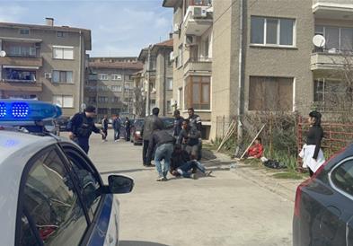 Крвава пресметка во Бугарија: Се тепале со секири и мотики, десетици повредени (ВИДЕО)