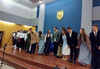 Велешките гимназијалци го изведоа драмско-музичкиот перформанс „Те љубам“